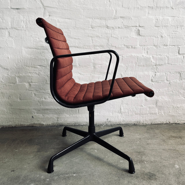 Vitra - Aluminium Chair EA 107 – Konferenzstuhl - rot/grau - Charles & Ray Eames - gebrauchter Zustand