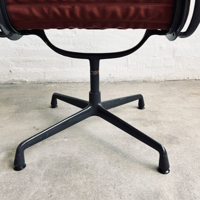 Vitra - Aluminium Chair EA 107 – Konferenzstuhl - rot/grau - Charles & Ray Eames - gebrauchter Zustand
