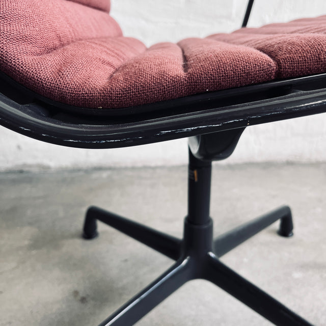 Vitra - Aluminium Chair EA 107 – Konferenzstuhl - rot/grau - Charles & Ray Eames - gebrauchter Zustand