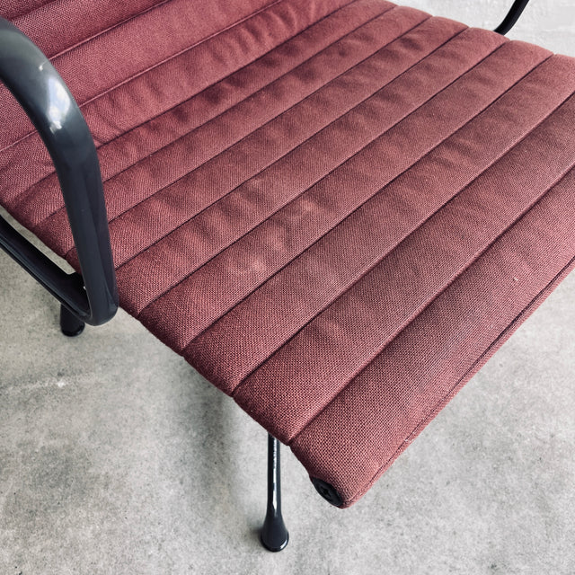 Vitra - Aluminium Chair EA 107 – Konferenzstuhl - rot/grau - Charles & Ray Eames - gebrauchter Zustand