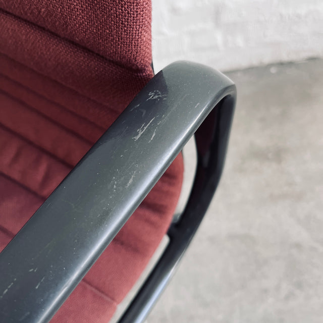 Vitra - Aluminium Chair EA 107 – Konferenzstuhl - rot/grau - Charles & Ray Eames - gebrauchter Zustand