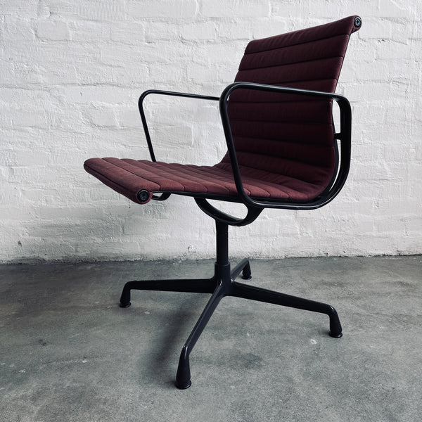 Vitra - Aluminium Chair EA 107 – Konferenzstuhl - rot/grau - Charles & Ray Eames - gebrauchter Zustand