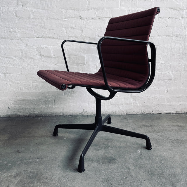 Vitra - Aluminium Chair EA 107 – Konferenzstuhl - rot/grau - Charles & Ray Eames - gebrauchter Zustand