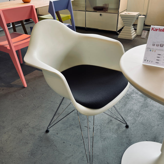 Vitra - Eames Plastic Armchair DAR - Armlehnenstuhl - weiß - Charles und Ray Eames - guter gebrauchter Zustand