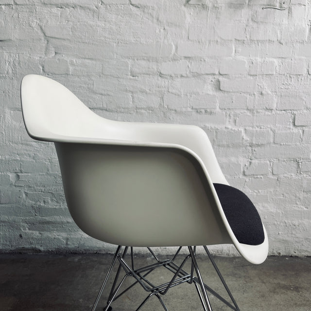 Vitra - Eames Plastic Armchair DAR - Armlehnenstuhl - weiß - Charles und Ray Eames - guter gebrauchter Zustand