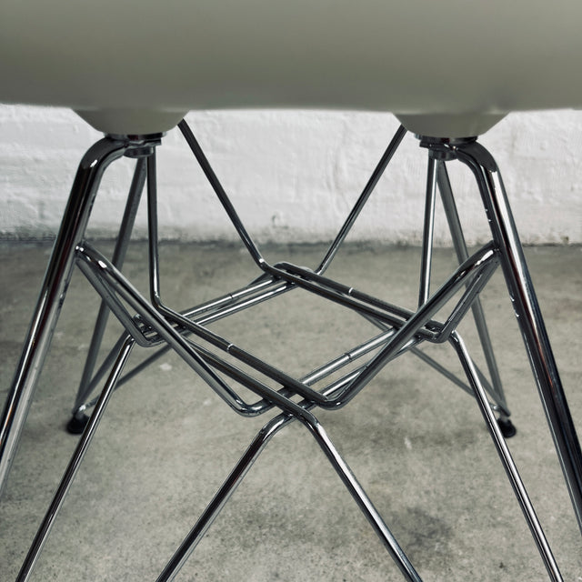 Vitra - Eames Plastic Armchair DAR - Armlehnenstuhl - weiß - Charles und Ray Eames - guter gebrauchter Zustand