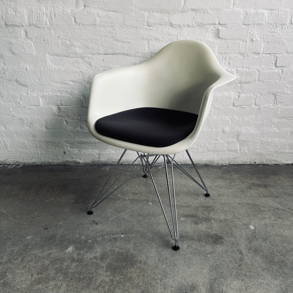 Vitra - Eames Plastic Armchair DAR - Armlehnenstuhl - weiß - Charles und Ray Eames - guter gebrauchter Zustand