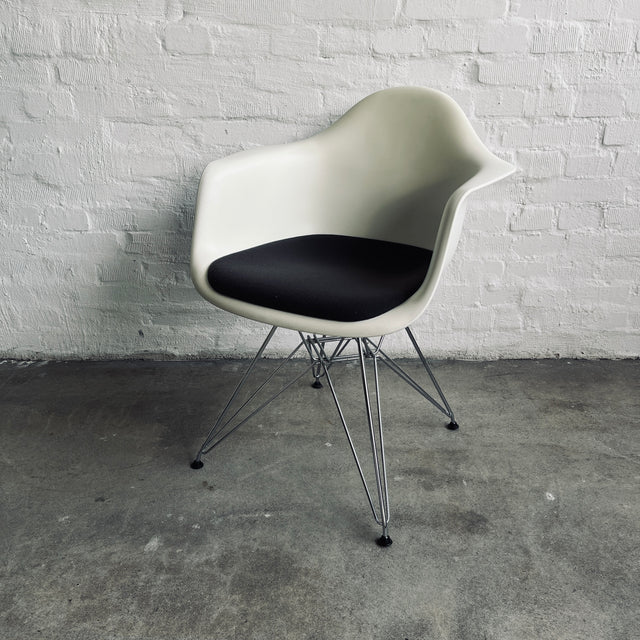Vitra - Eames Plastic Armchair DAR - Armlehnenstuhl - weiß - Charles und Ray Eames - guter gebrauchter Zustand