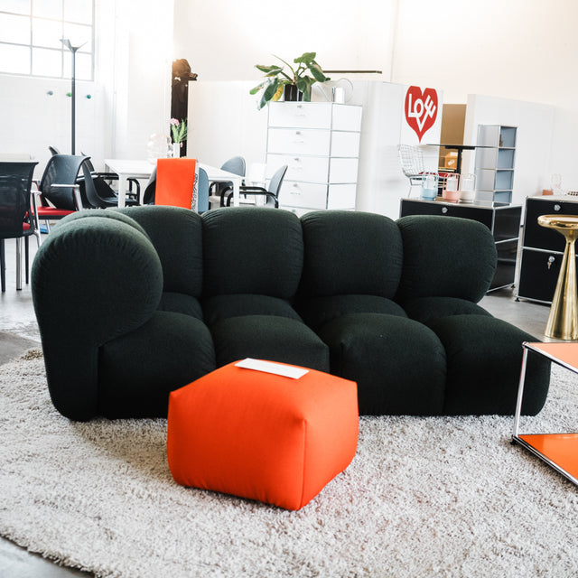 OUT - Objekte unserer Tage - Sander Sofa - 2,5 Sitzer - Moosgrün - NEU!