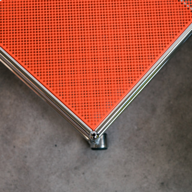 USM Haller - Beistelltisch - 52 x 52 cm - orange perforiert - gebrauchter TOP Zustand