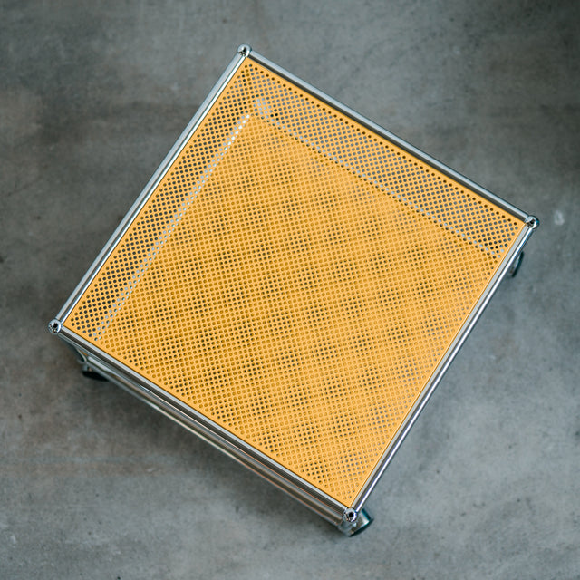 USM Haller - Beistelltisch - 52 x 52 cm - gelb perforiert - gebrauchter TOP Zustand
