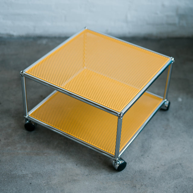 USM Haller - Beistelltisch - 52 x 52 cm - gelb perforiert - gebrauchter TOP Zustand