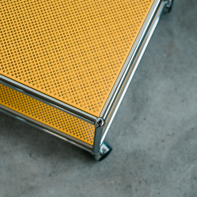 USM Haller - Beistelltisch - 52 x 52 cm - gelb perforiert - gebrauchter TOP Zustand
