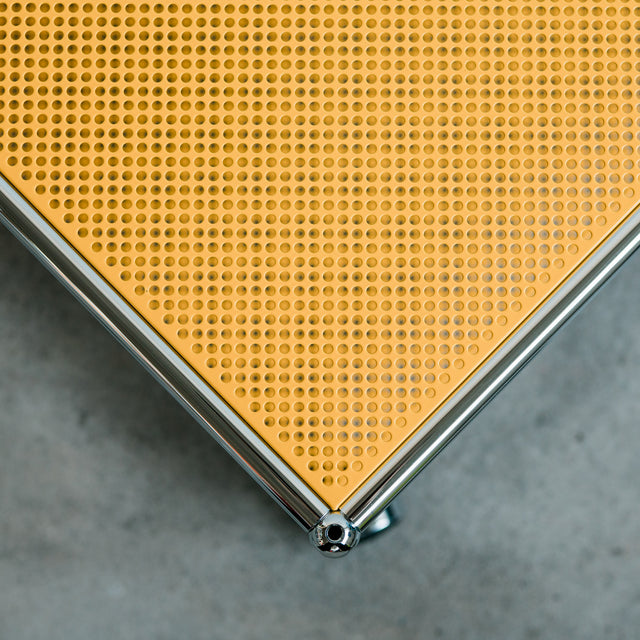 USM Haller - Beistelltisch - 52 x 52 cm - gelb perforiert - gebrauchter TOP Zustand