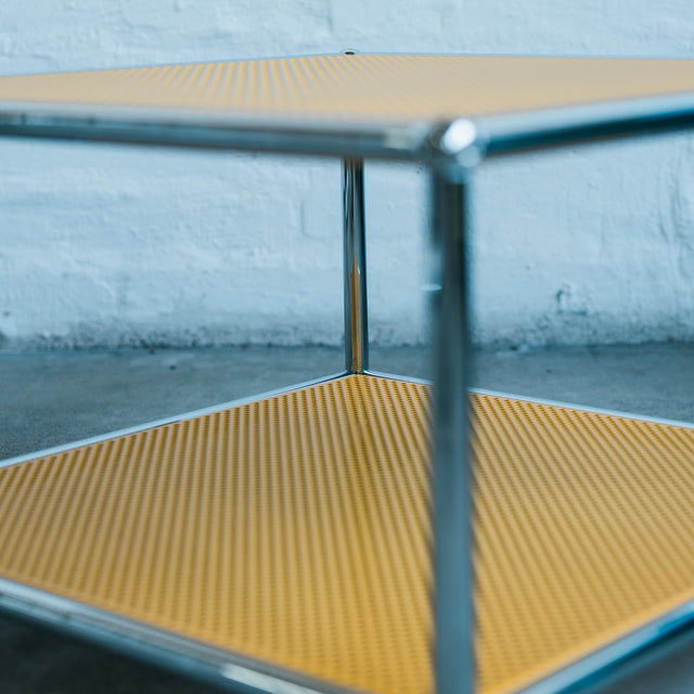 USM Haller - Beistelltisch - 52 x 52 cm - gelb perforiert - gebrauchter TOP Zustand
