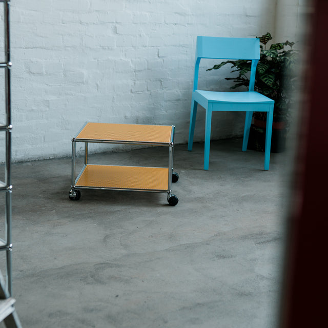 USM Haller - Beistelltisch - 52 x 52 cm - gelb perforiert - gebrauchter TOP Zustand