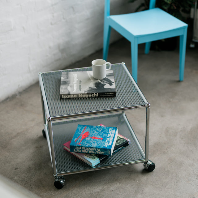 USM Haller - Beistelltisch - 52 x 52 cm - mittelgrau perforiert - gebrauchter TOP Zustand