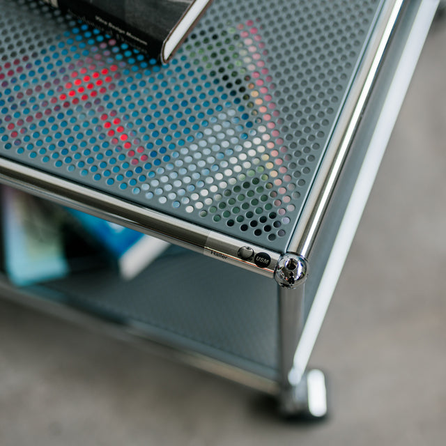 USM Haller - Beistelltisch - 52 x 52 cm - mittelgrau perforiert - gebrauchter TOP Zustand