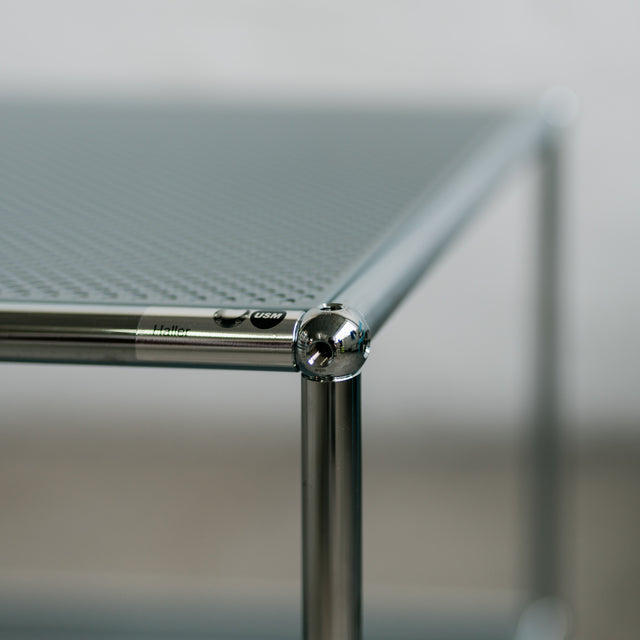 USM Haller - Beistelltisch - 52 x 52 cm - mittelgrau perforiert - gebrauchter TOP Zustand