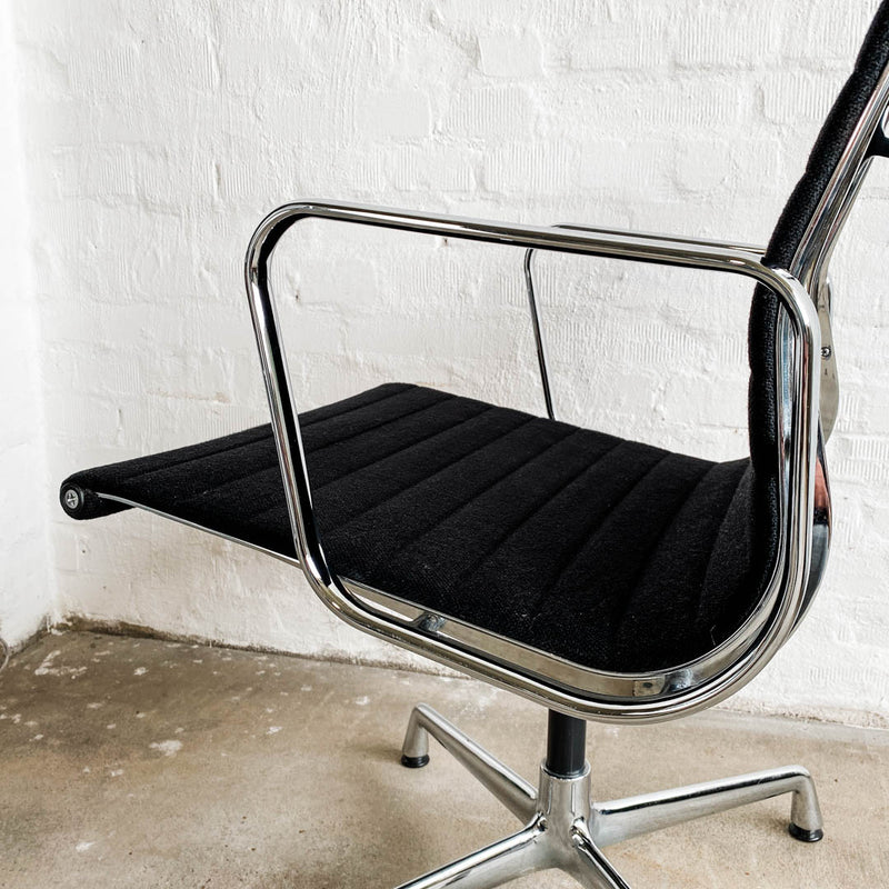 Vitra - EA 108 Alu Chair - Besucherstuhl - schwarz