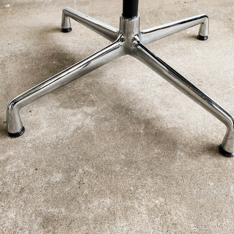 Vitra - EA 108 Alu Chair - Besucherstuhl - schwarz