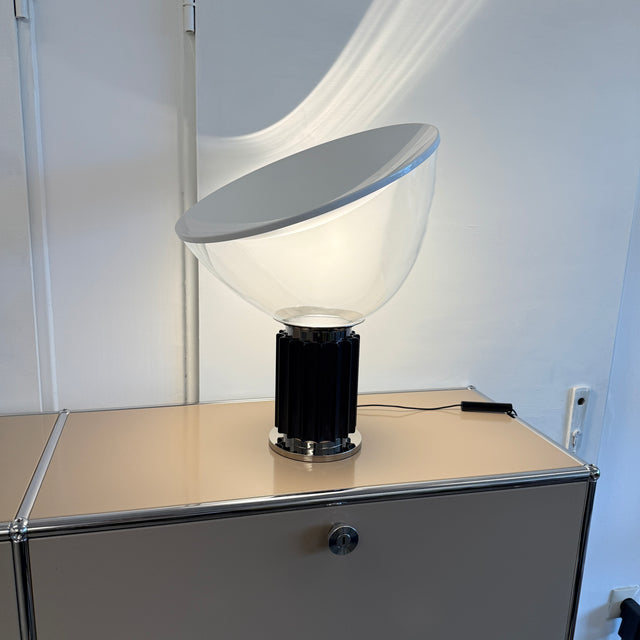 FLOS Taccia Small LED -  Tischlampe - Glas/Schwarz - Neuwertig!