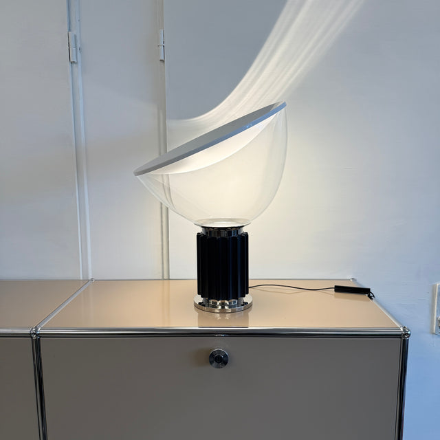 FLOS Taccia Small LED -  Tischlampe - Glas/Schwarz - Neuwertig!
