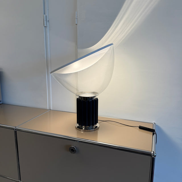 FLOS Taccia Small LED -  Tischlampe - Glas/Schwarz - Neuwertig!