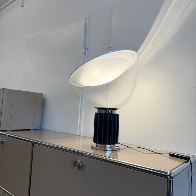 FLOS Taccia Small LED -  Tischlampe - Glas/Schwarz - Neuwertig!