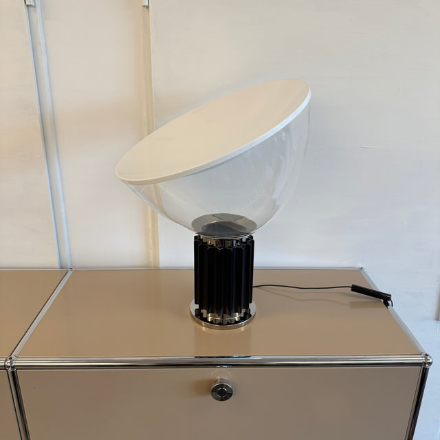 FLOS Taccia Small LED -  Tischlampe - Glas/Schwarz - Neuwertig!