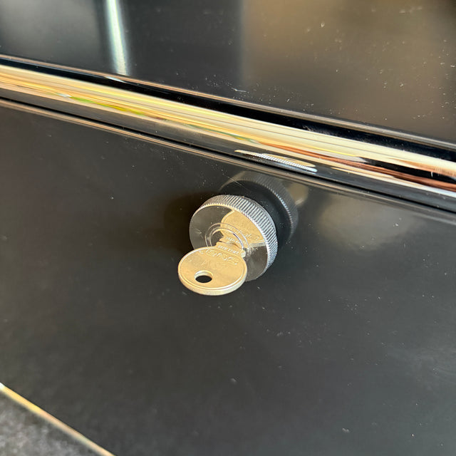 USM Haller - Sideboard - Schwarz - Vier Fächer