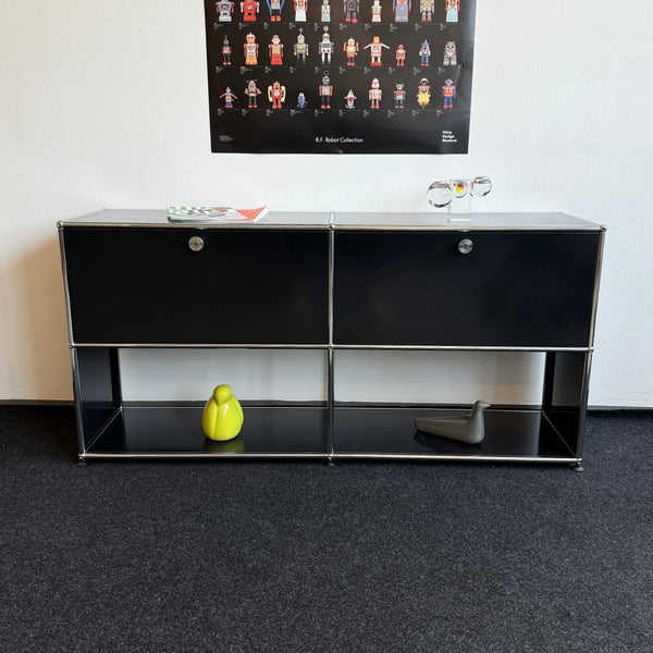 USM Haller - Sideboard - Schwarz - Vier Fächer - Zwei Klapptüren