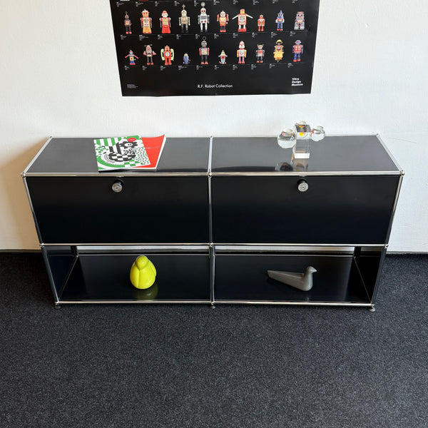 USM Haller - Sideboard - Schwarz - Vier Fächer - Zwei Klapptüren