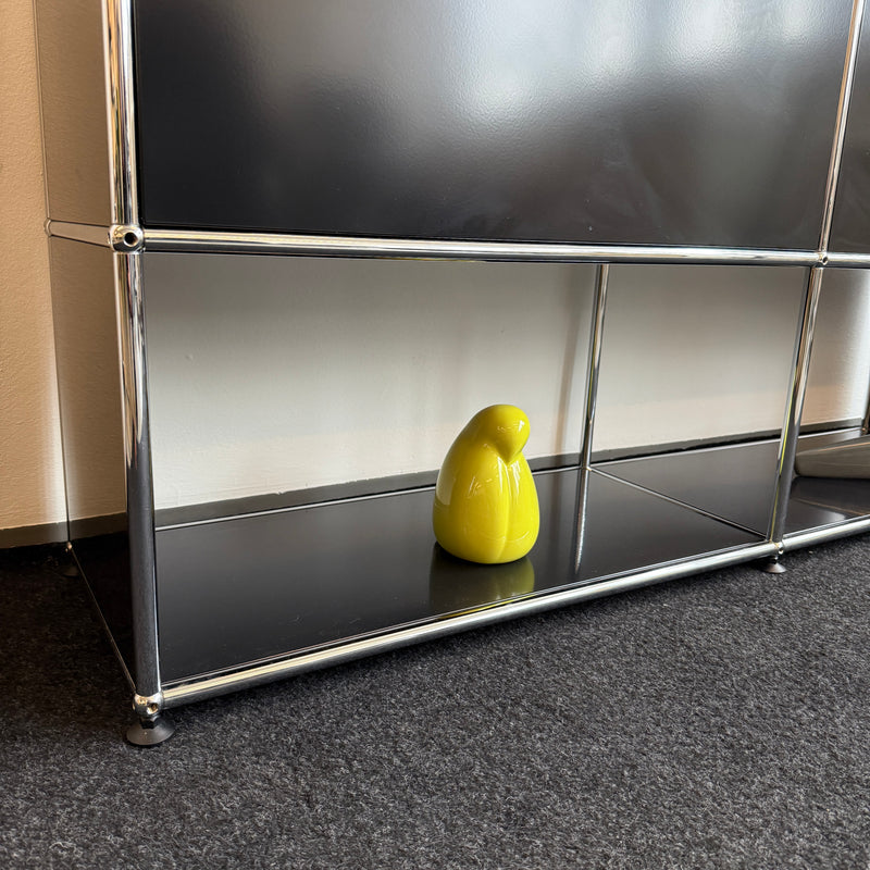 USM Haller - Sideboard - Schwarz - Vier Fächer - Zwei Klapptüren