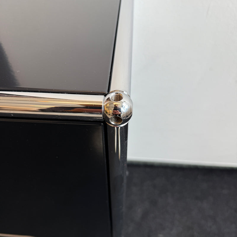 USM Haller - Sideboard - Schwarz - Vier Fächer - Zwei Klapptüren