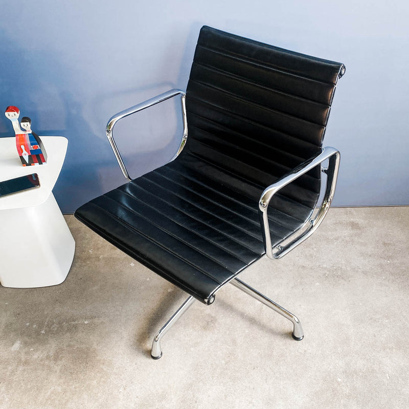 EA 108 Alu Chair - Leder schwarz