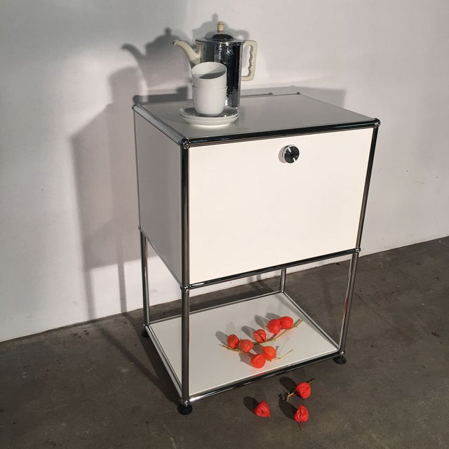 USM Haller Nachtschränkchen in Weiß. Gebrauchte Designermöbel.