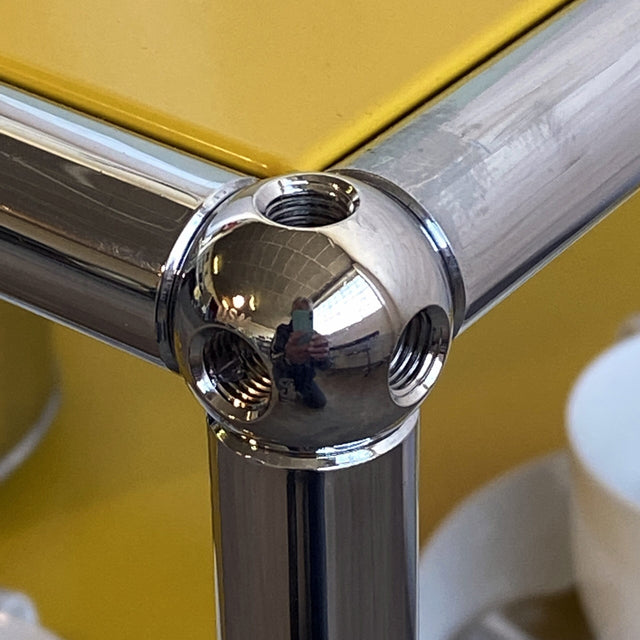 USM Haller Beistelltisch in gelb