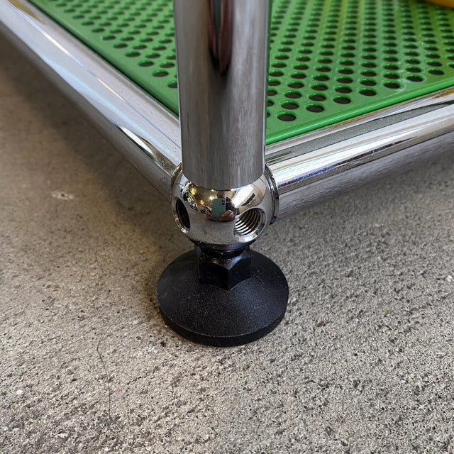 USM Haller Beistelltisch in grün perforiert