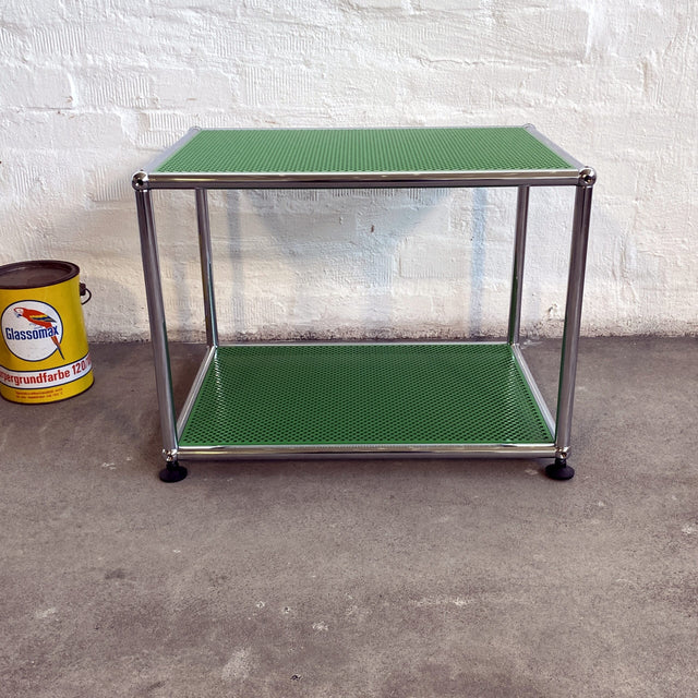 USM Haller Beistelltisch in grün perforiert