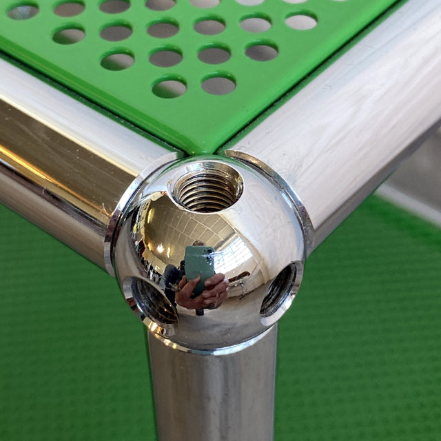 USM Haller Beistelltisch in grün perforiert