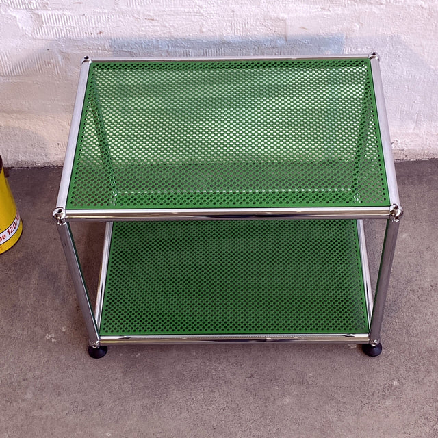 USM Haller Beistelltisch in grün perforiert