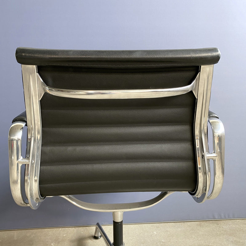 EA 108 - Alu Chair - Leder schwarz