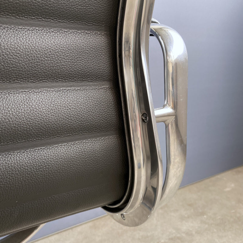 EA 108 - Alu Chair - Leder schwarz