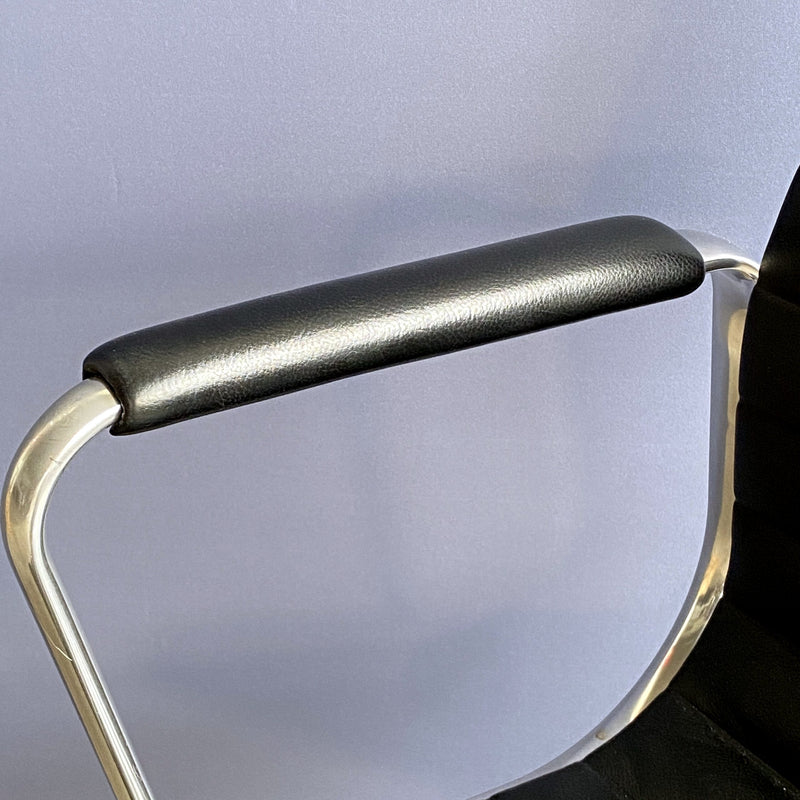 EA 108 - Alu Chair - Leder schwarz