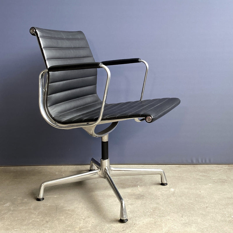EA 108 - Alu Chair - Leder schwarz
