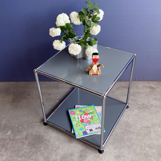 USM Haller Beistelltisch in mittelgrau