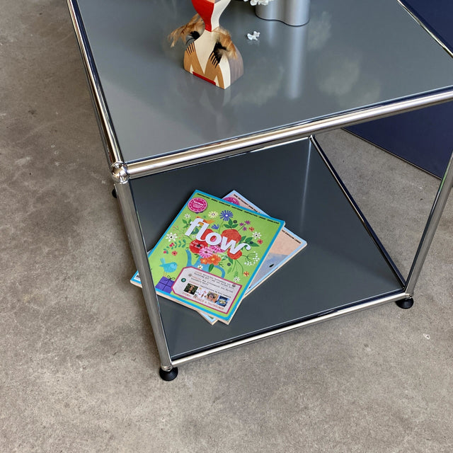 USM Haller Beistelltisch in mittelgrau