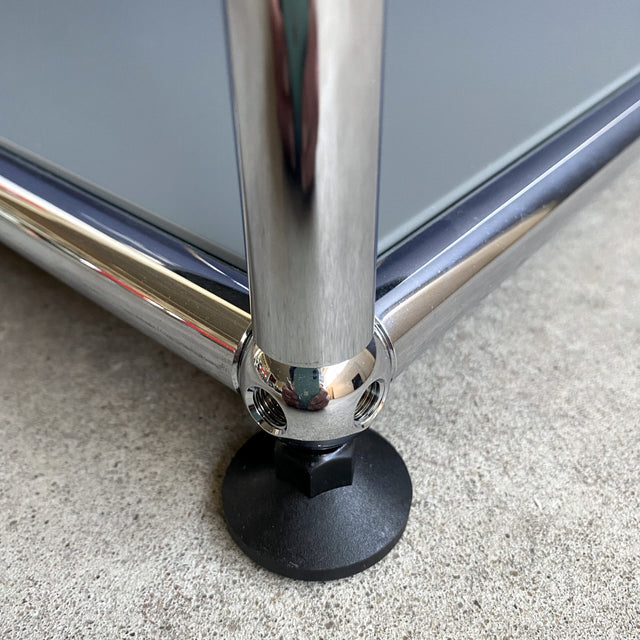 USM Haller Beistelltisch in mittelgrau