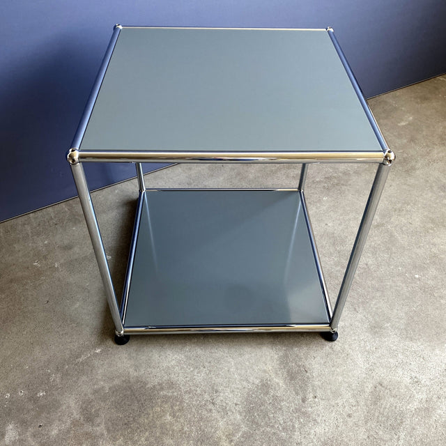 USM Haller Beistelltisch in mittelgrau